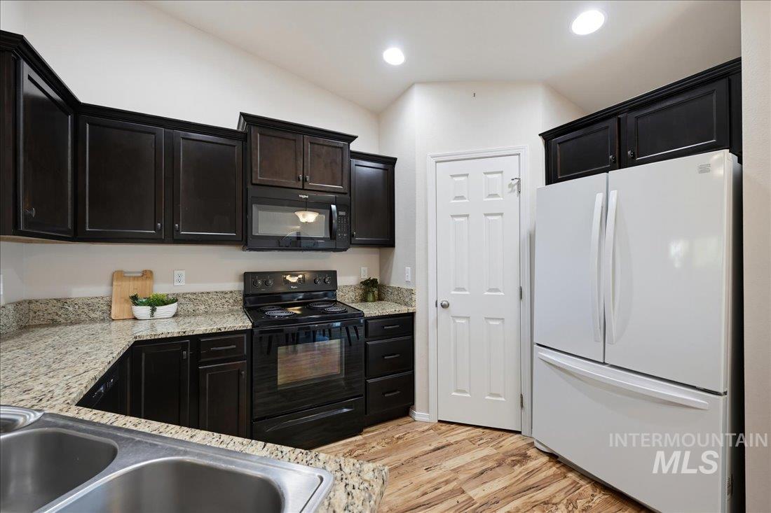 10335 W Wyatt Earp Drive, Star, Idaho 83669, 4 Bedrooms, 2 Bathrooms, Residential For Sale, Price $449,900,MLS 99002528