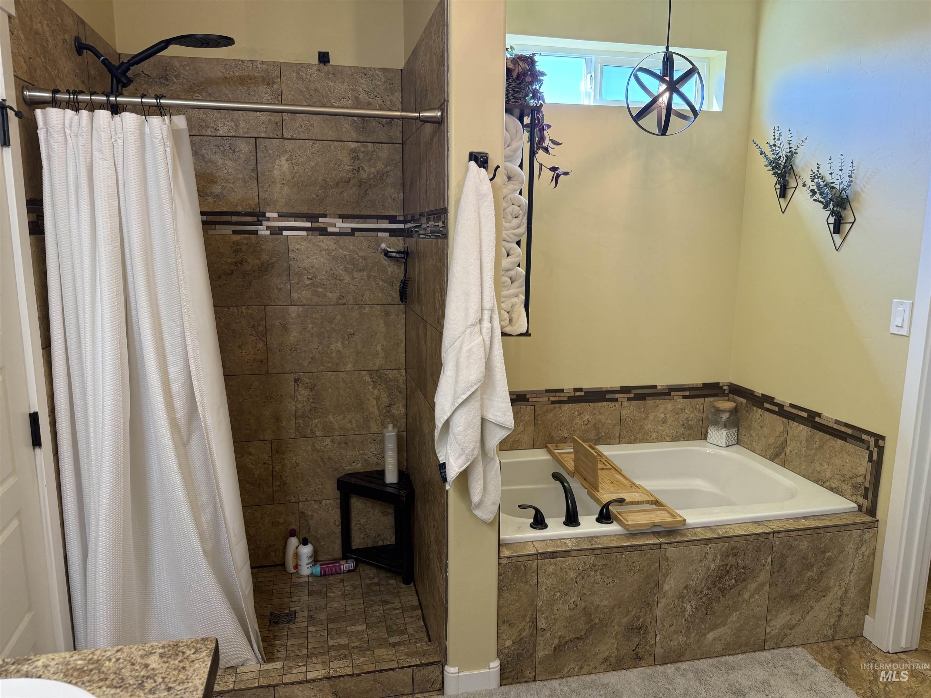 931 Applewood Dr., Buhl, Idaho 83316, 3 Bedrooms, 2.5 Bathrooms, Residential For Sale, Price $479,900,MLS 99002533