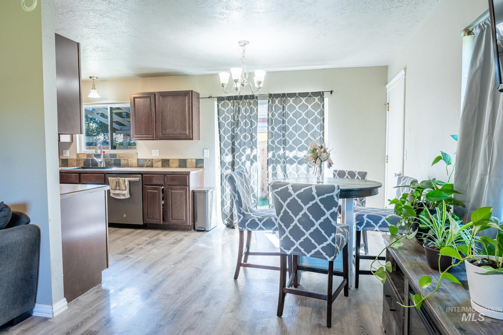530 NW 11th St, Ontario, Oregon 97914, 3 Bedrooms, 2 Bathrooms, Residential For Sale, Price $275,000,MLS 99002540