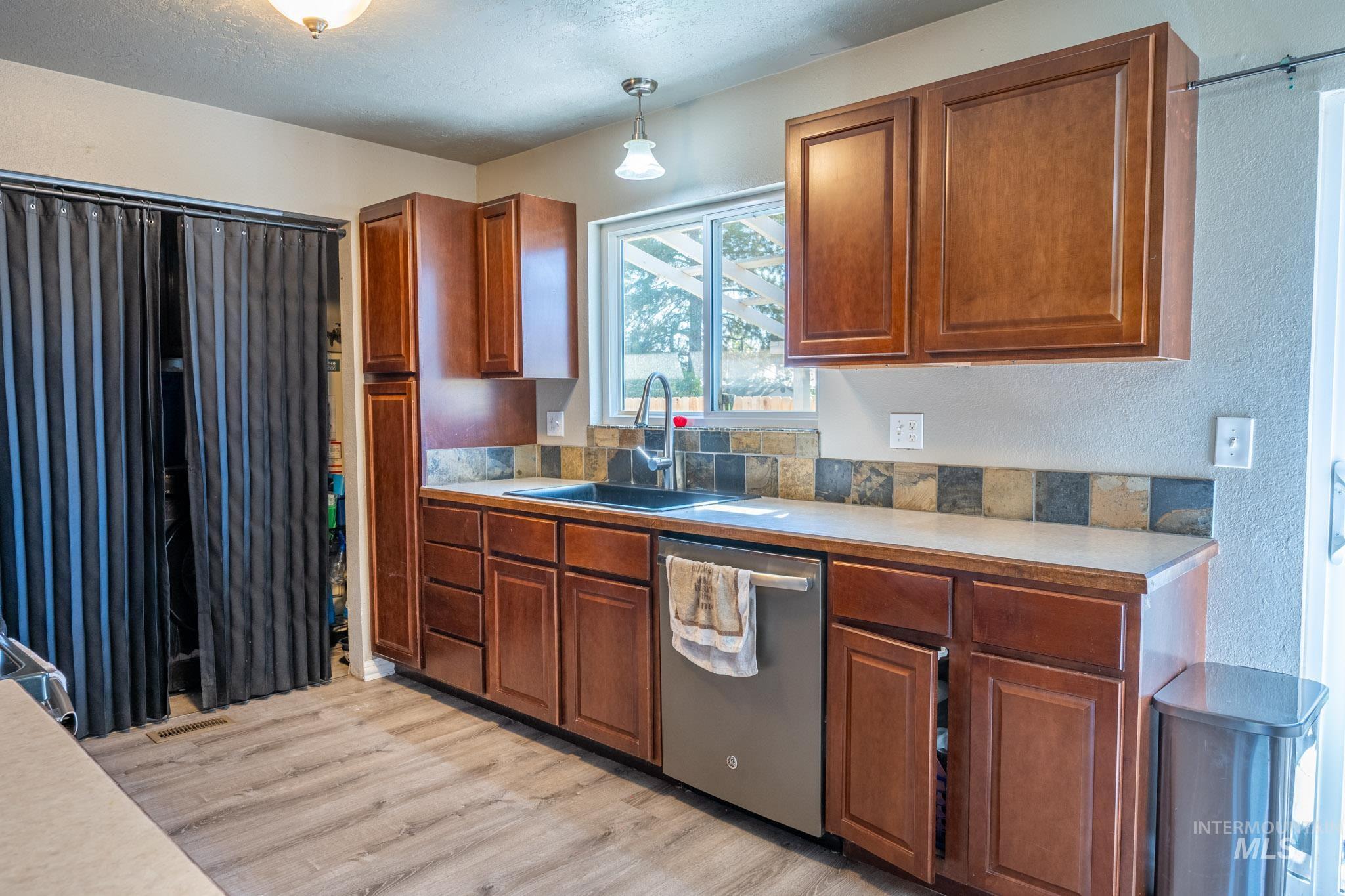 530 NW 11th St, Ontario, Oregon 97914, 3 Bedrooms, 2 Bathrooms, Residential For Sale, Price $275,000,MLS 99002540