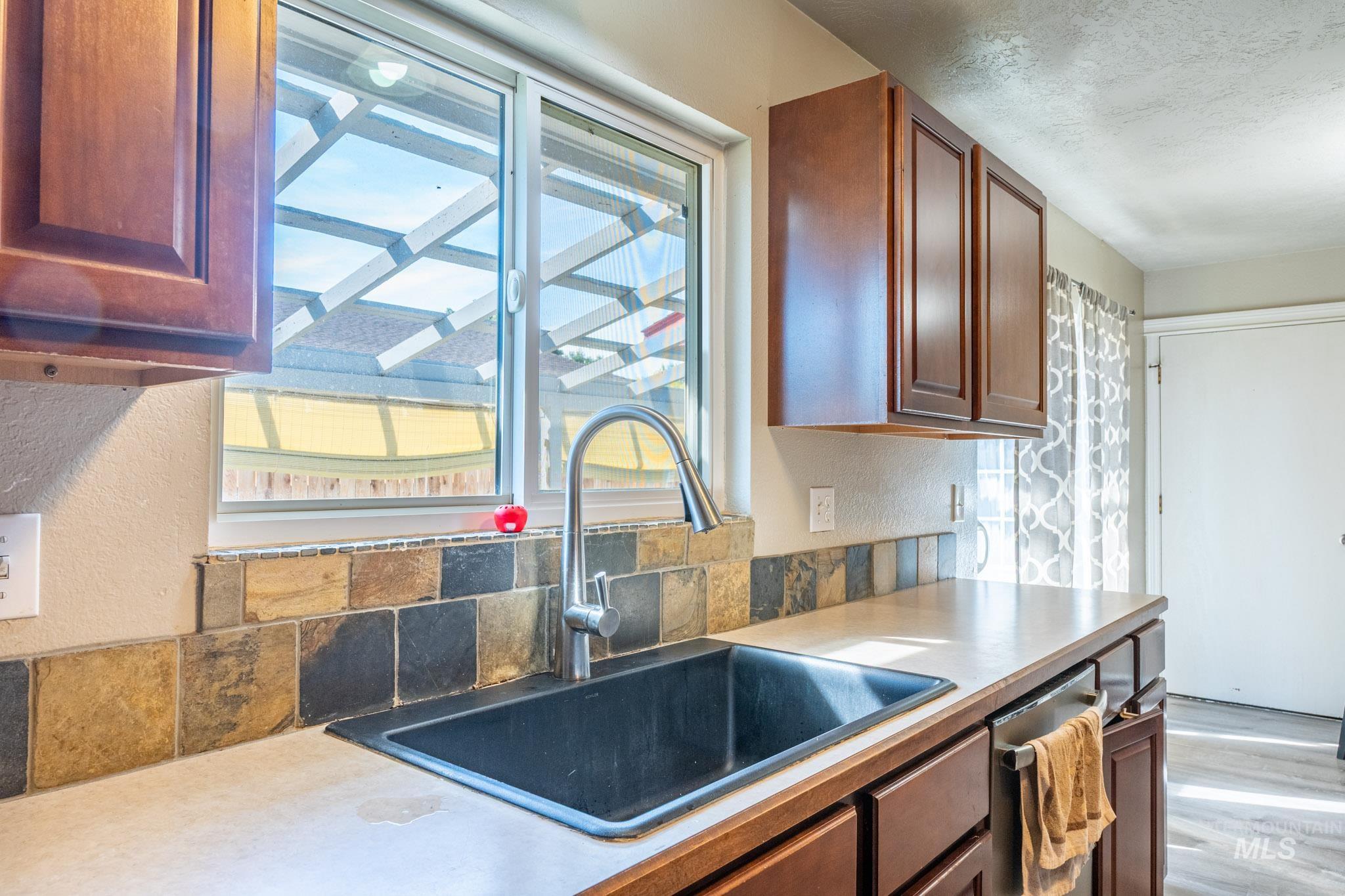 530 NW 11th St, Ontario, Oregon 97914, 3 Bedrooms, 2 Bathrooms, Residential For Sale, Price $275,000,MLS 99002540