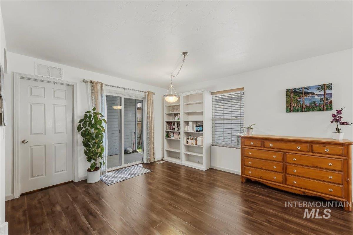 233 W Lava Falls Dr, Meridian, Idaho 83646, 3 Bedrooms, 2 Bathrooms, Residential For Sale, Price $399,900,MLS 99002542