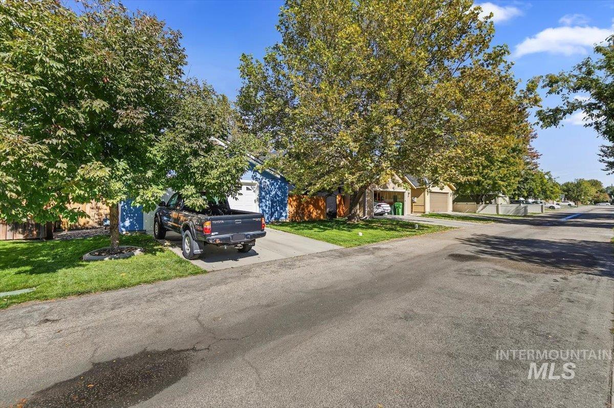 233 W Lava Falls Dr, Meridian, Idaho 83646, 3 Bedrooms, 2 Bathrooms, Residential For Sale, Price $399,900,MLS 99002542