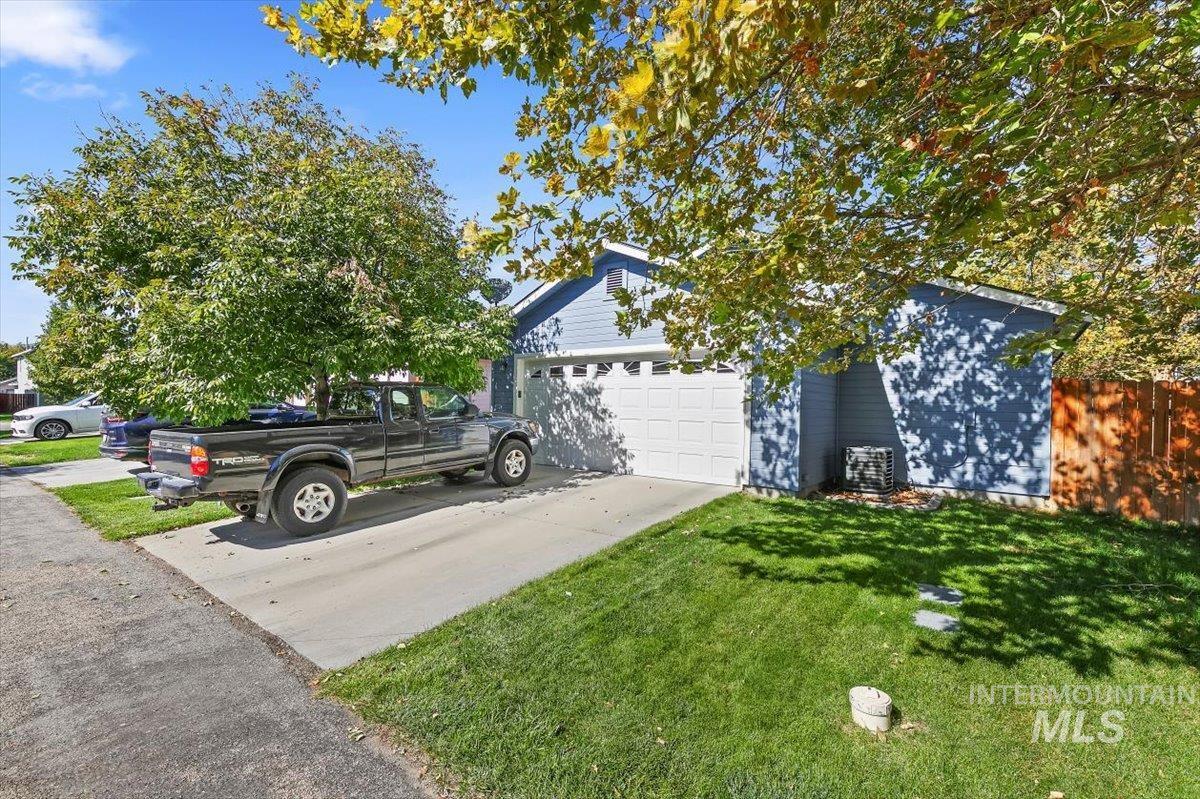 233 W Lava Falls Dr, Meridian, Idaho 83646, 3 Bedrooms, 2 Bathrooms, Residential For Sale, Price $399,900,MLS 99002542