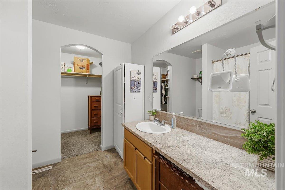 233 W Lava Falls Dr, Meridian, Idaho 83646, 3 Bedrooms, 2 Bathrooms, Residential For Sale, Price $399,900,MLS 99002542