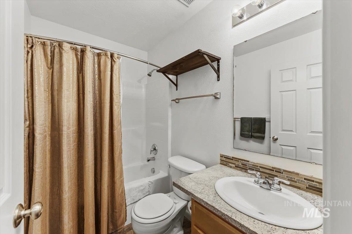 233 W Lava Falls Dr, Meridian, Idaho 83646, 3 Bedrooms, 2 Bathrooms, Residential For Sale, Price $399,900,MLS 99002542