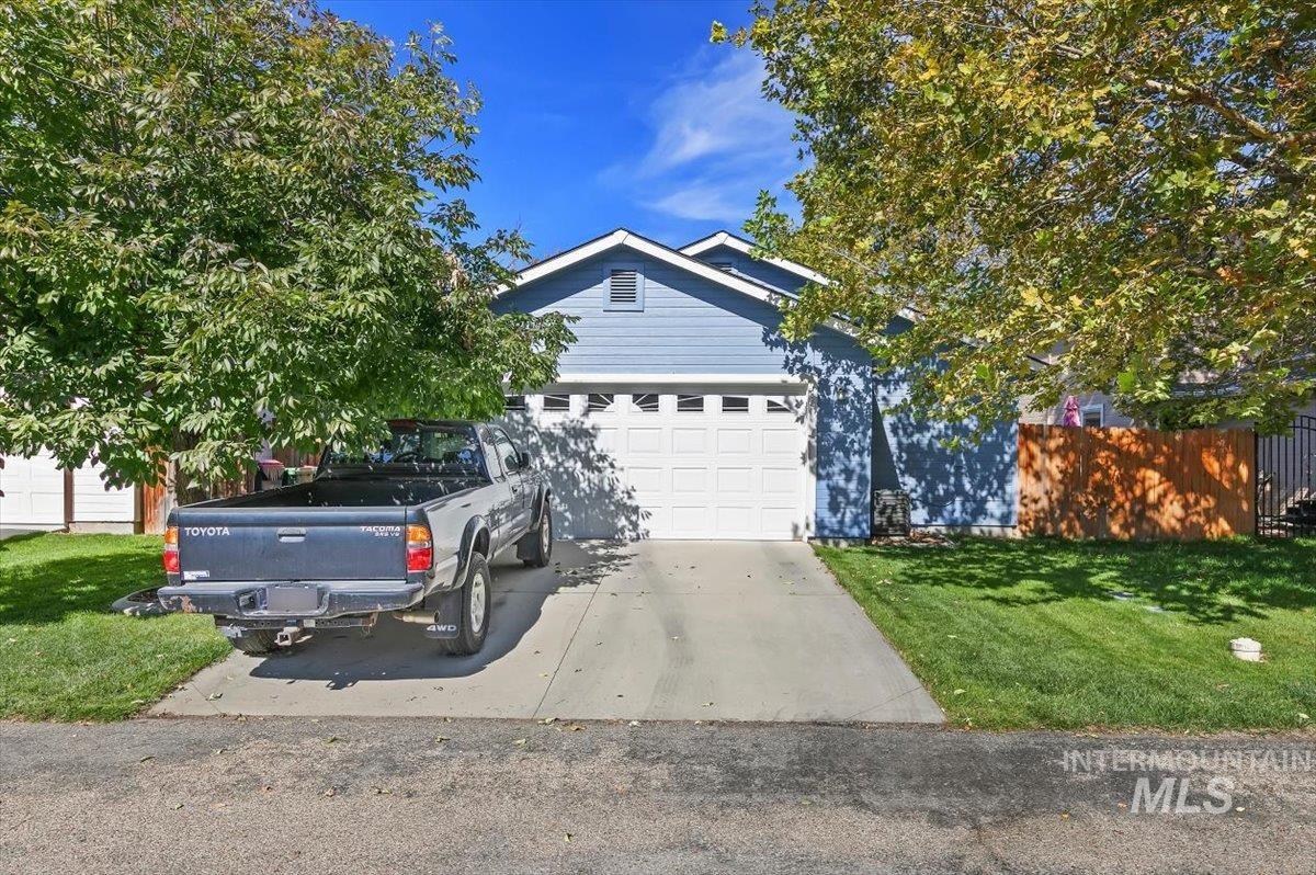 233 W Lava Falls Dr, Meridian, Idaho 83646, 3 Bedrooms, 2 Bathrooms, Residential For Sale, Price $399,900,MLS 99002542
