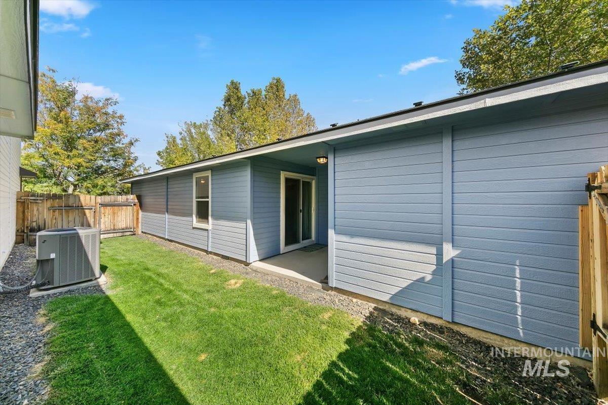 233 W Lava Falls Dr, Meridian, Idaho 83646, 3 Bedrooms, 2 Bathrooms, Residential For Sale, Price $399,900,MLS 99002542