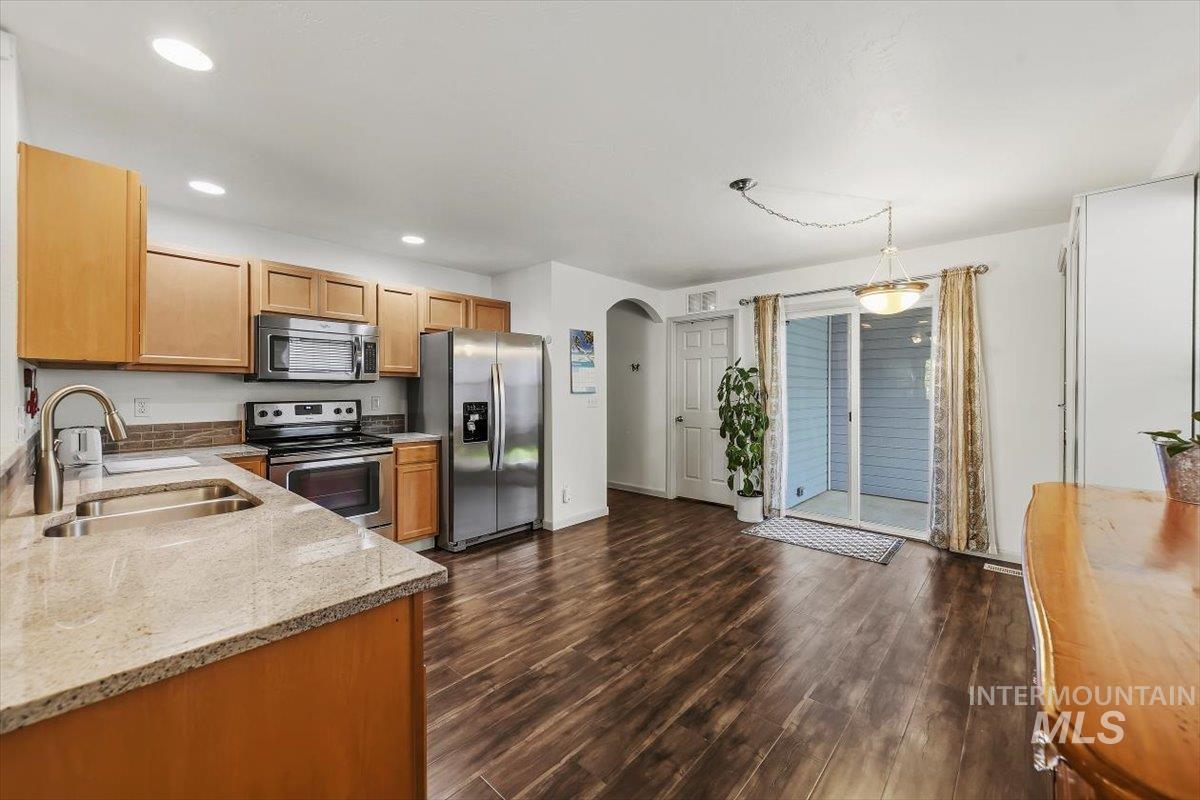 233 W Lava Falls Dr, Meridian, Idaho 83646, 3 Bedrooms, 2 Bathrooms, Residential For Sale, Price $399,900,MLS 99002542