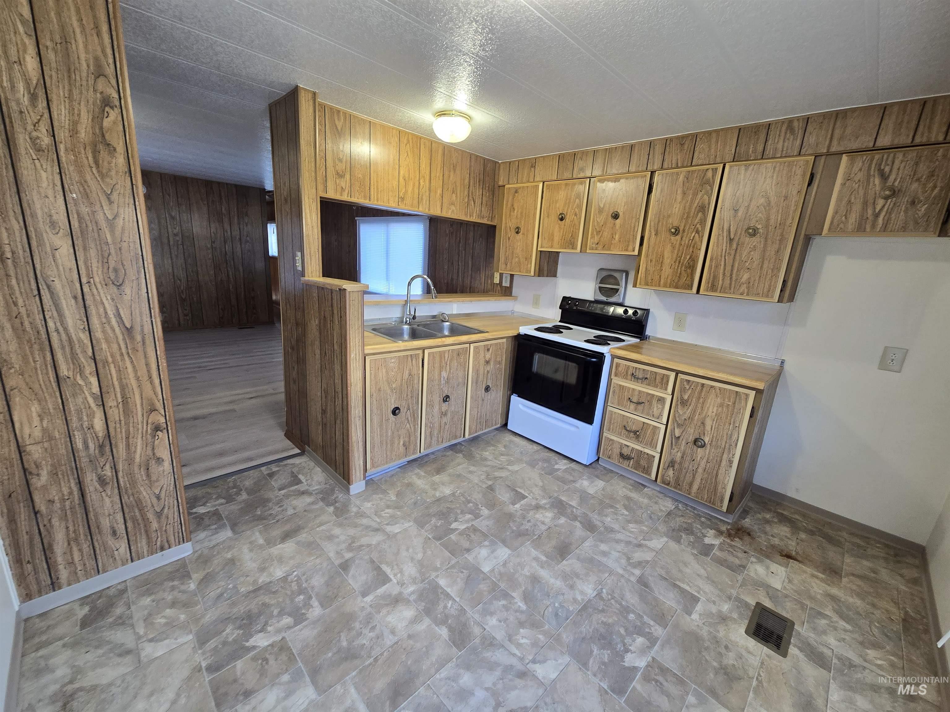 198 South Hills Road, Twin Falls, Idaho 83301, 3 Bedrooms, 1 Bathroom, Residential For Sale, Price $40,000,MLS 99002560