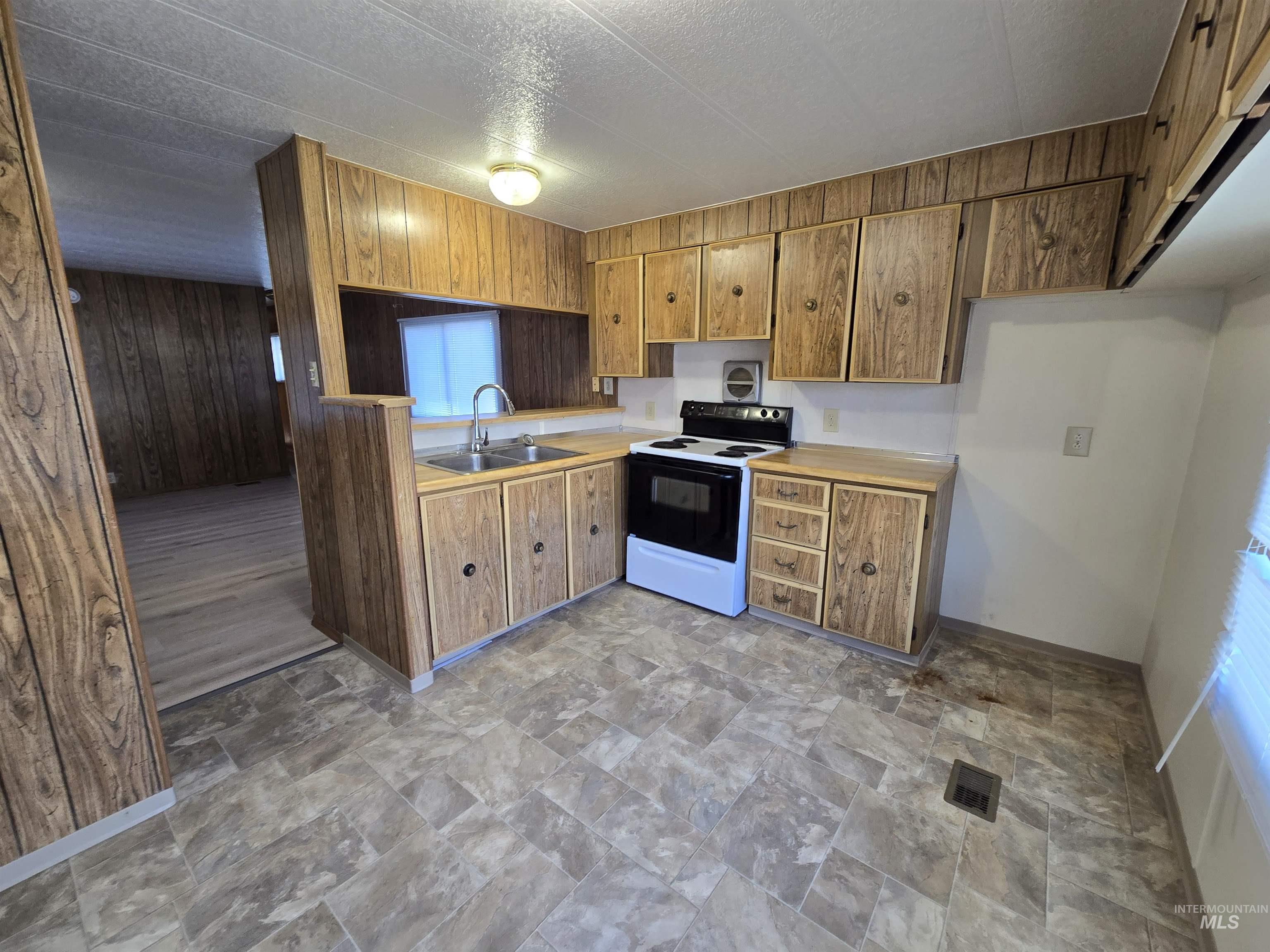 198 South Hills Road, Twin Falls, Idaho 83301, 3 Bedrooms, 1 Bathroom, Residential For Sale, Price $40,000,MLS 99002560