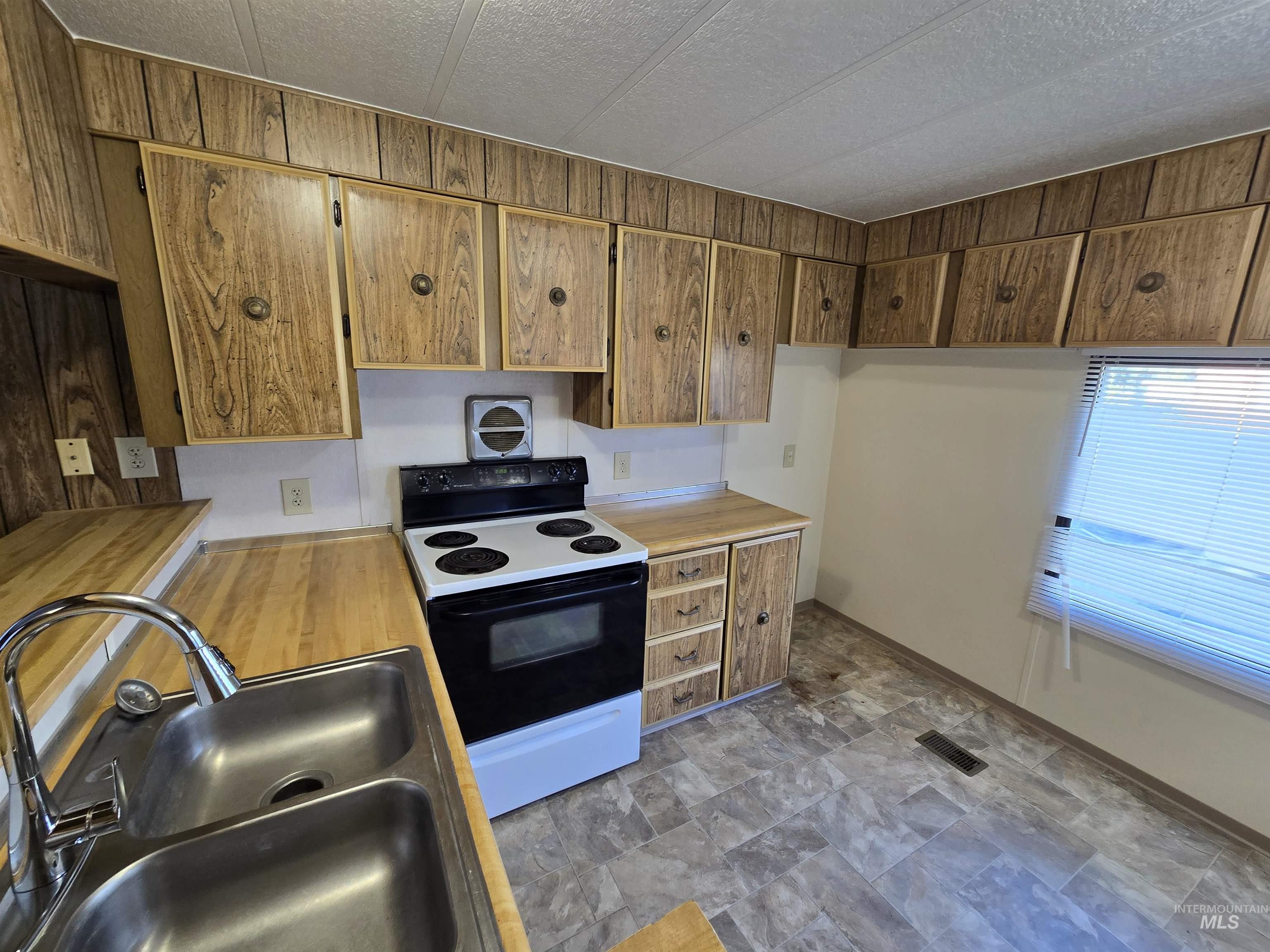 198 South Hills Road, Twin Falls, Idaho 83301, 3 Bedrooms, 1 Bathroom, Residential For Sale, Price $40,000,MLS 99002560