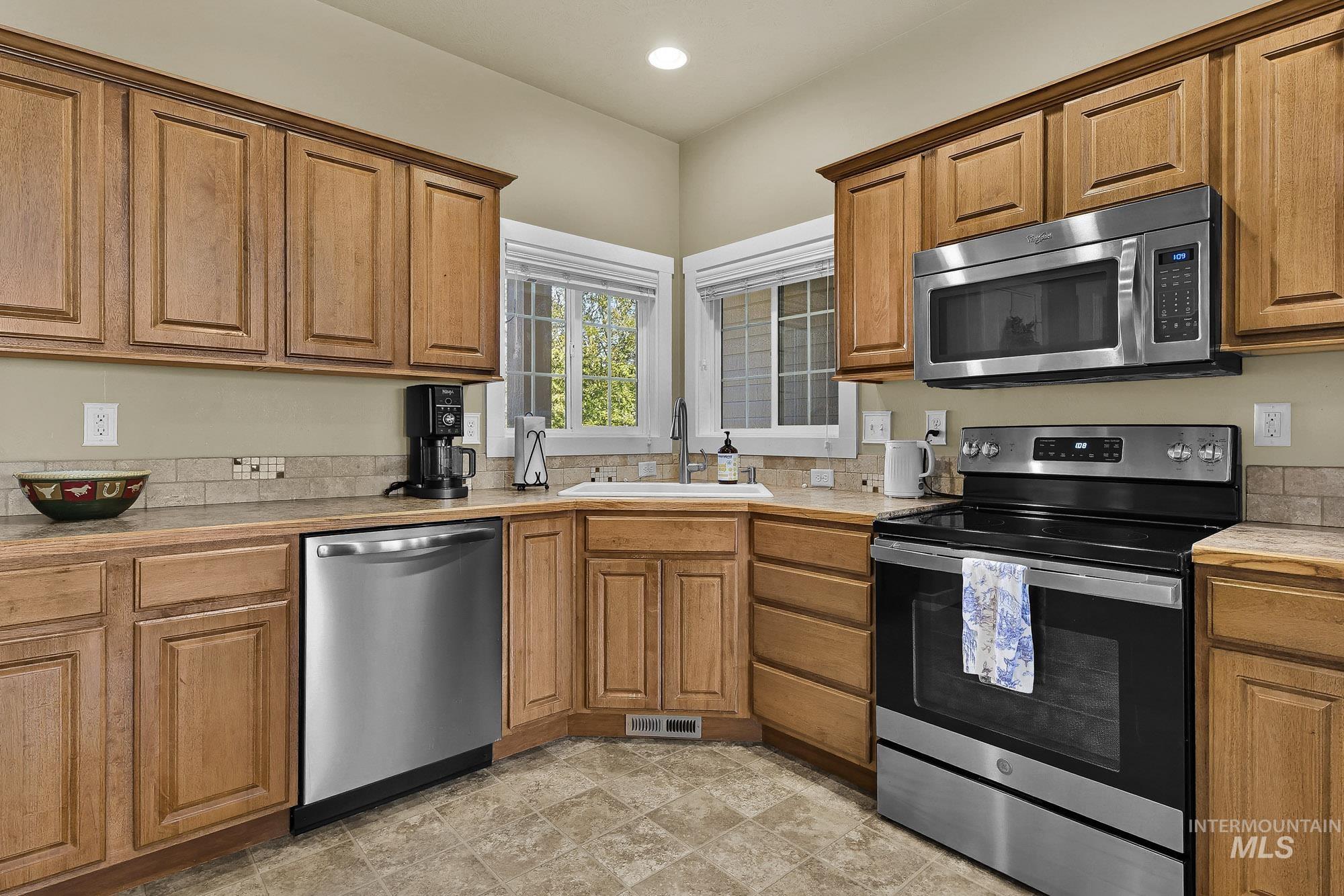 2179 W Fieldstream Dr, Meridian, Idaho 83646, 3 Bedrooms, 2 Bathrooms, Residential For Sale, Price $429,900,MLS 99002563