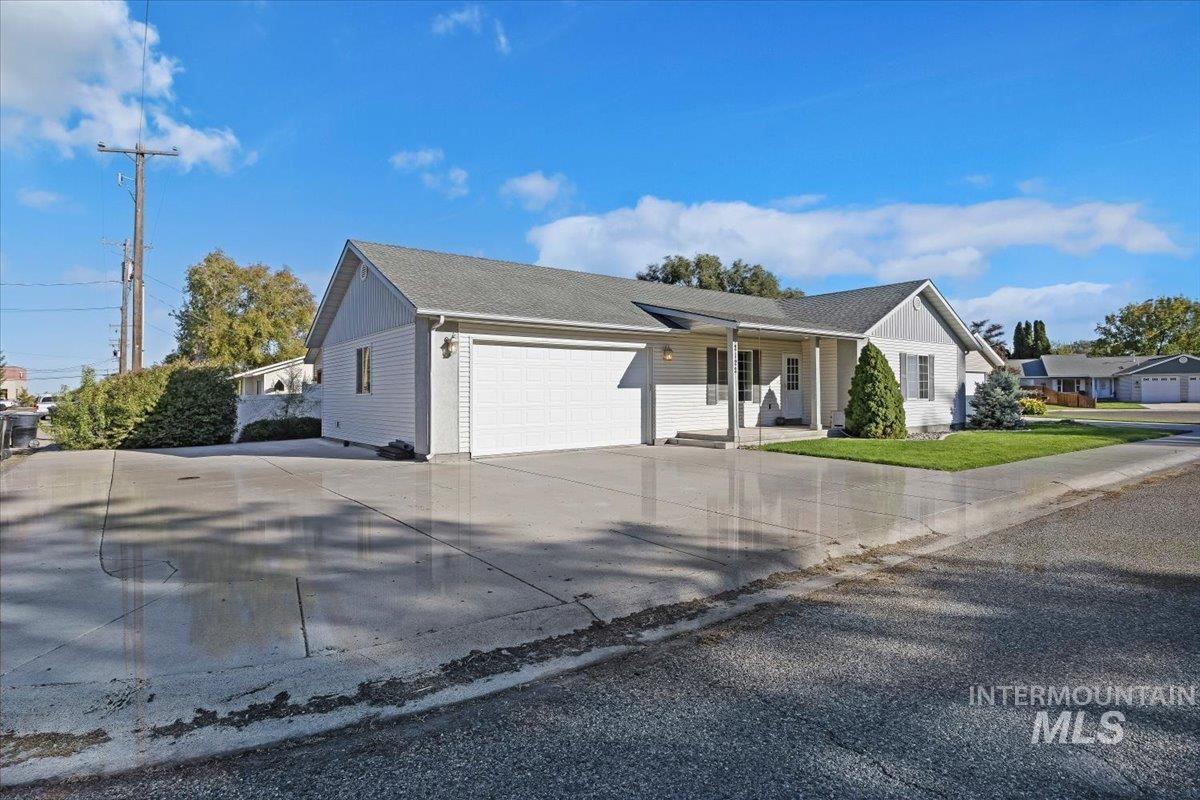 2122 Bitterbrush Ct, Gooding, Idaho 83330, 3 Bedrooms, 2 Bathrooms, Residential For Sale, Price $299,000,MLS 99002603