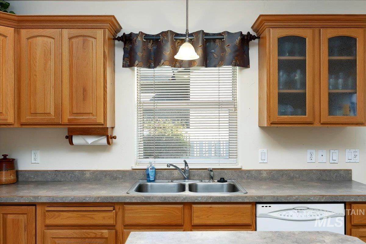 2122 Bitterbrush Ct, Gooding, Idaho 83330, 3 Bedrooms, 2 Bathrooms, Residential For Sale, Price $299,000,MLS 99002603