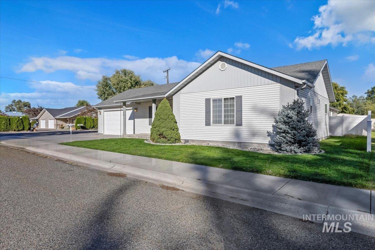 2122 Bitterbrush Ct, Gooding, Idaho 83330, 3 Bedrooms, 2 Bathrooms, Residential For Sale, Price $299,000,MLS 99002603