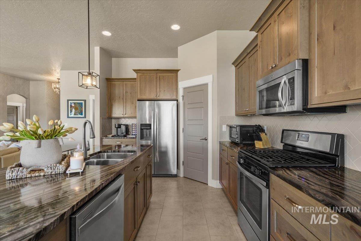 1058 E Radiant Ridge Dr., Meridian, Idaho 83642, 3 Bedrooms, 2 Bathrooms, Residential For Sale, Price $729,000,MLS 99002624