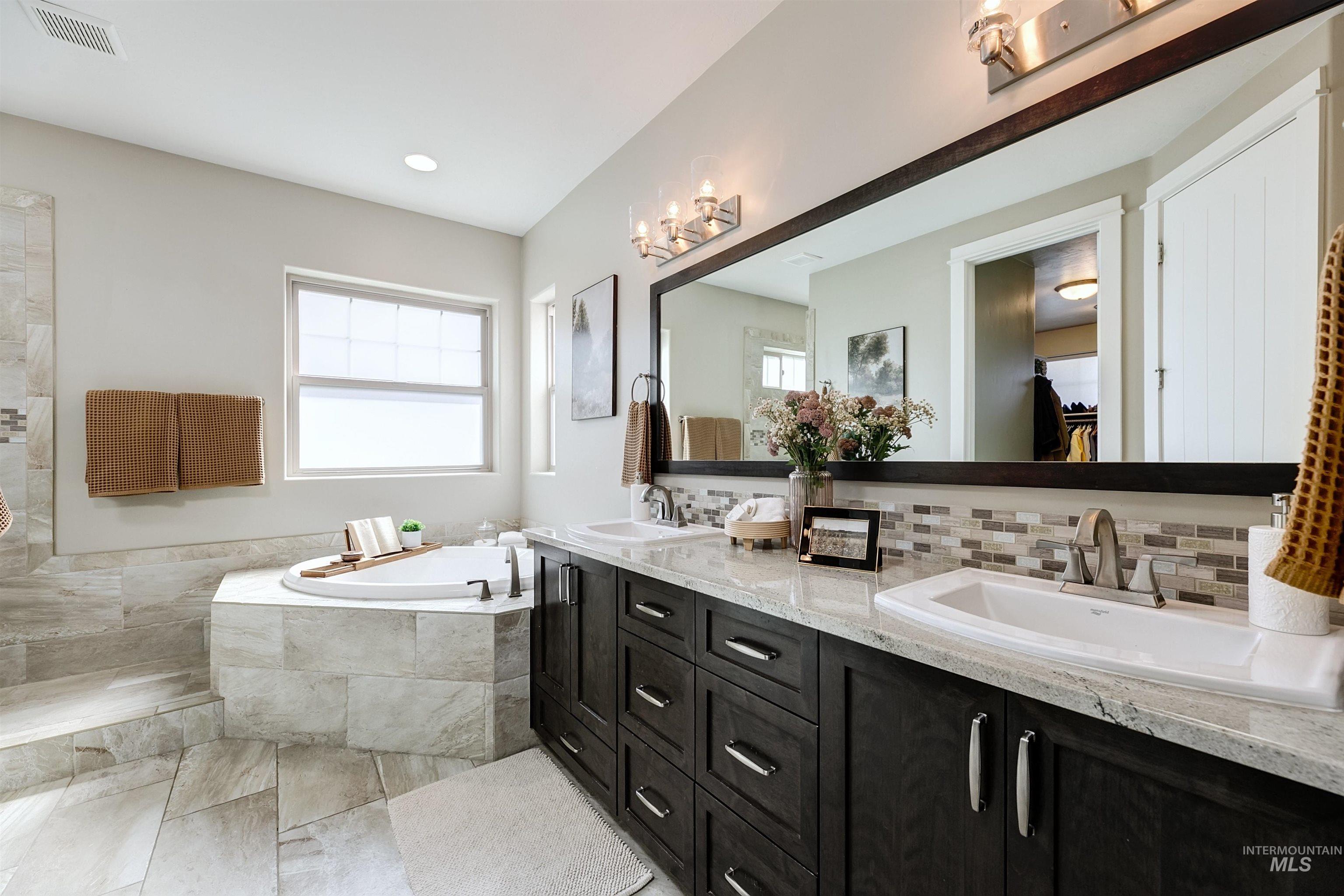 3833 Sage Creek Drive, Boise, Idaho 83714, 4 Bedrooms, 2.5 Bathrooms, Residential For Sale, Price $1,009,000,MLS 99002644