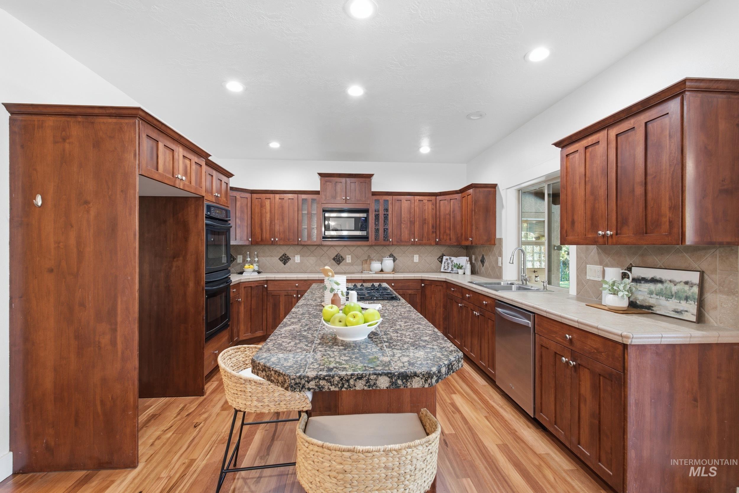 6201 N Cape Arago Place, Garden City, Idaho 83714, 5 Bedrooms, 3.5 Bathrooms, Residential For Sale, Price $979,900, 99002646