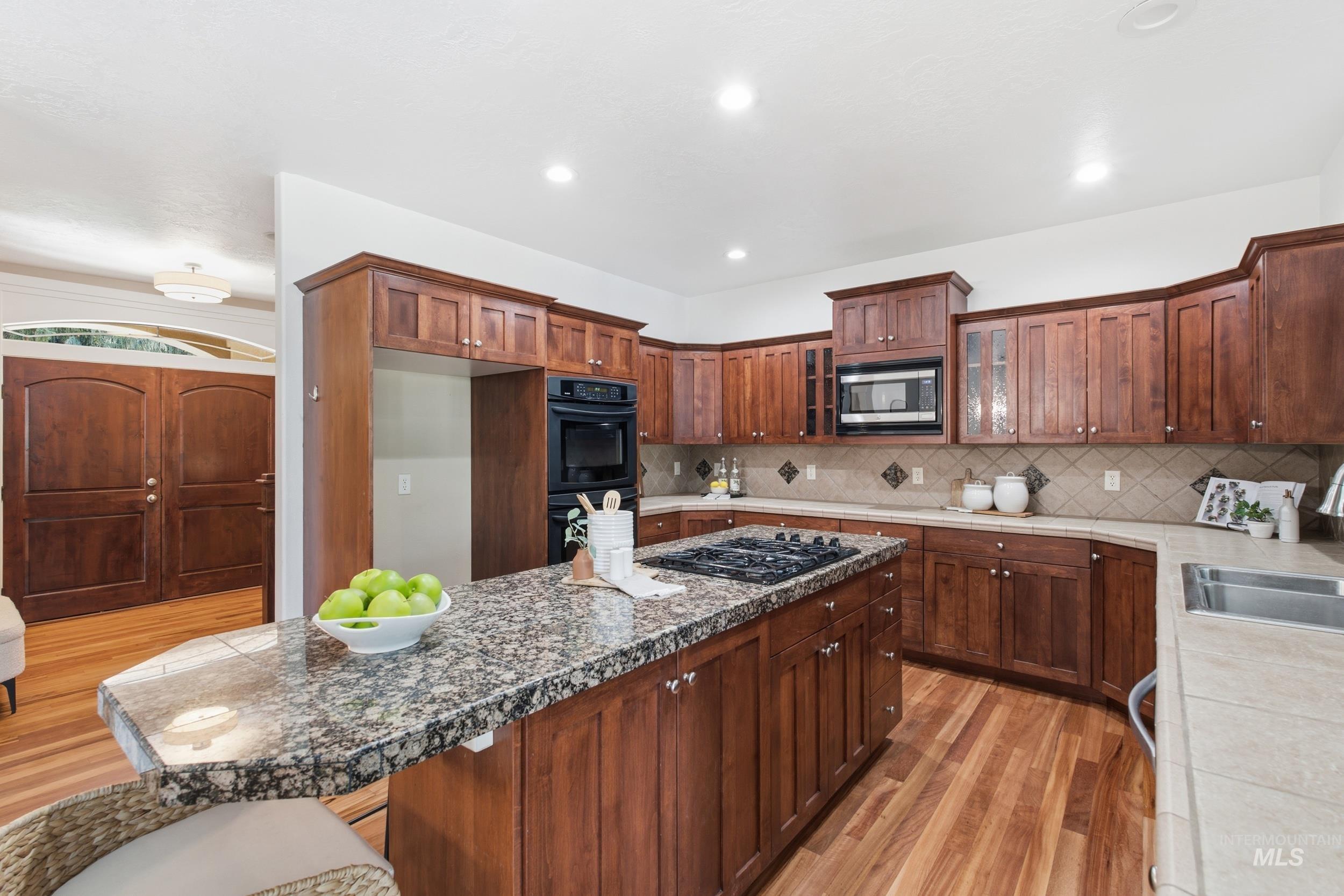 6201 N Cape Arago Place, Garden City, Idaho 83714, 5 Bedrooms, 3.5 Bathrooms, Residential For Sale, Price $979,900, 99002646