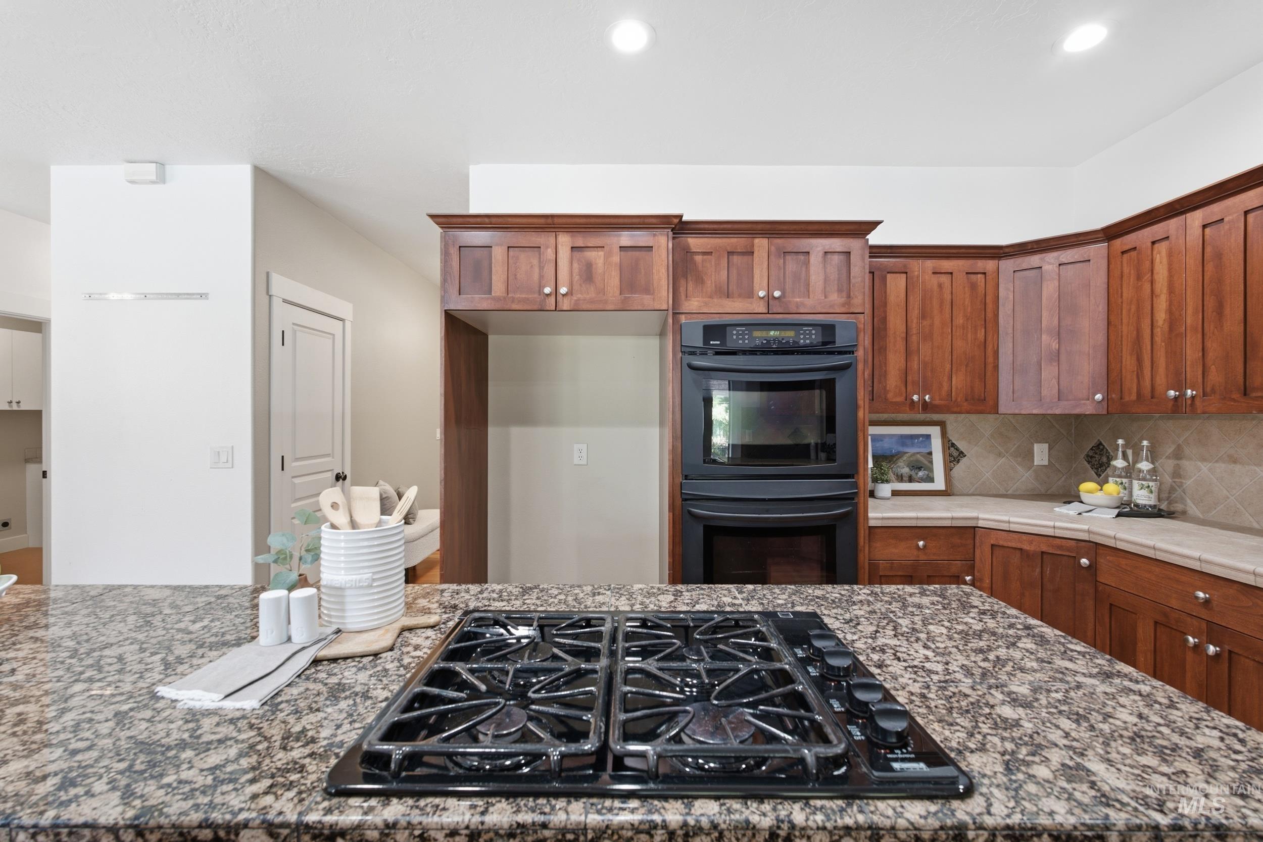 6201 N Cape Arago Place, Garden City, Idaho 83714, 5 Bedrooms, 3.5 Bathrooms, Residential For Sale, Price $979,900, 99002646