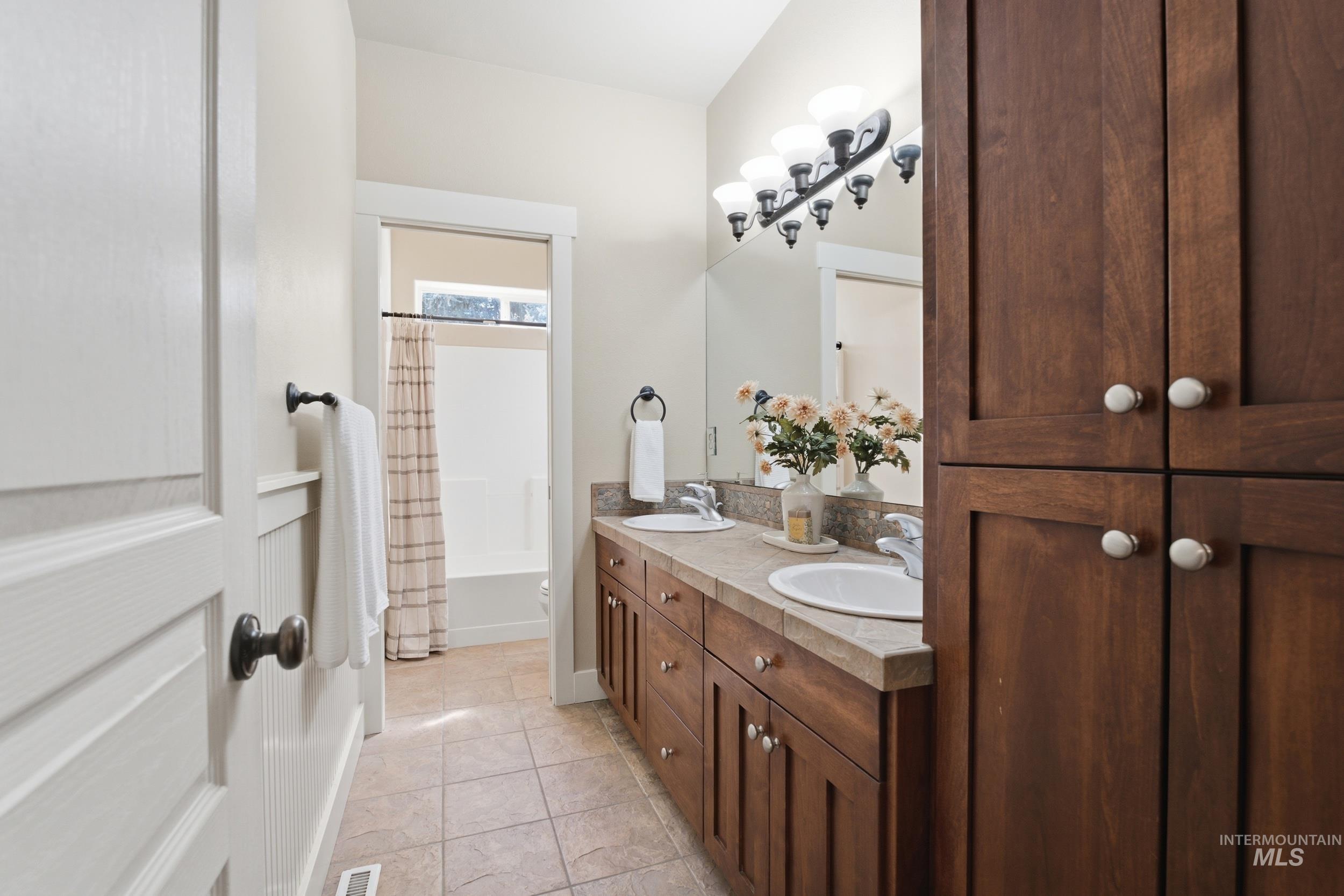 6201 N Cape Arago Place, Garden City, Idaho 83714, 5 Bedrooms, 3.5 Bathrooms, Residential For Sale, Price $979,900, 99002646