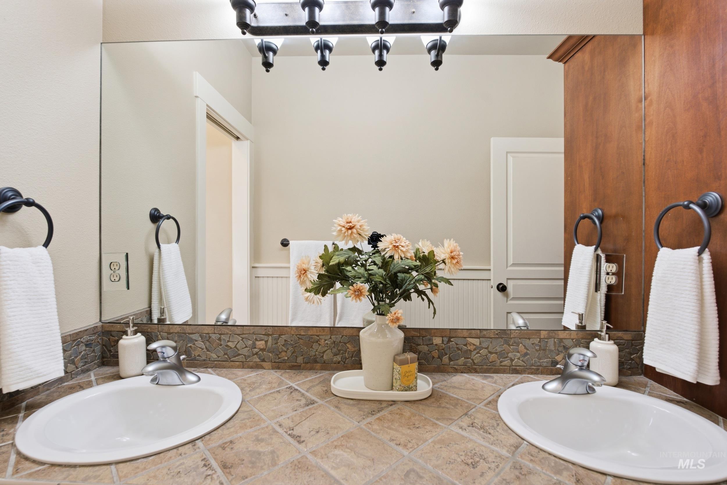 6201 N Cape Arago Place, Garden City, Idaho 83714, 5 Bedrooms, 3.5 Bathrooms, Residential For Sale, Price $979,900, 99002646