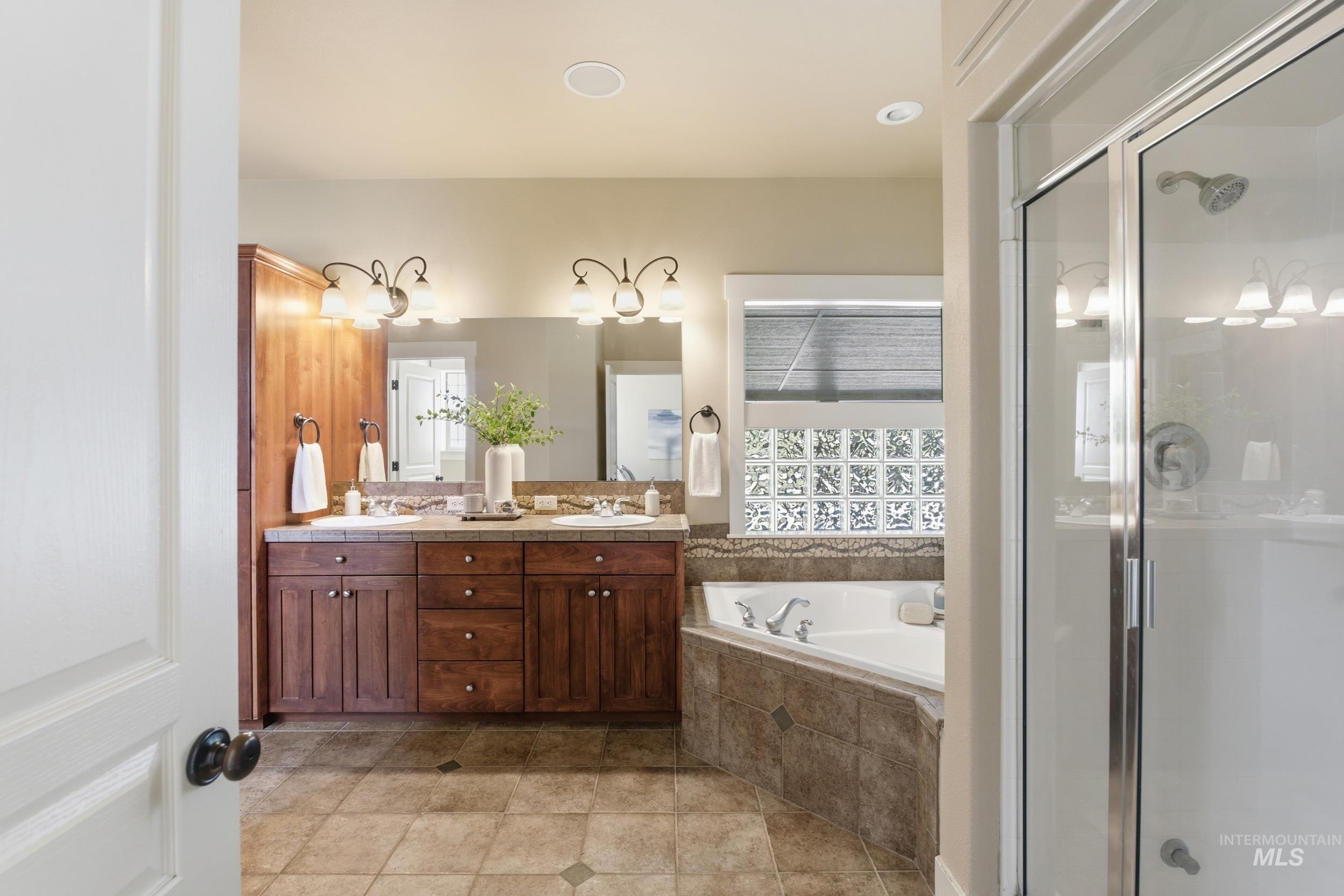 6201 N Cape Arago Place, Garden City, Idaho 83714, 5 Bedrooms, 3.5 Bathrooms, Residential For Sale, Price $979,900, 99002646