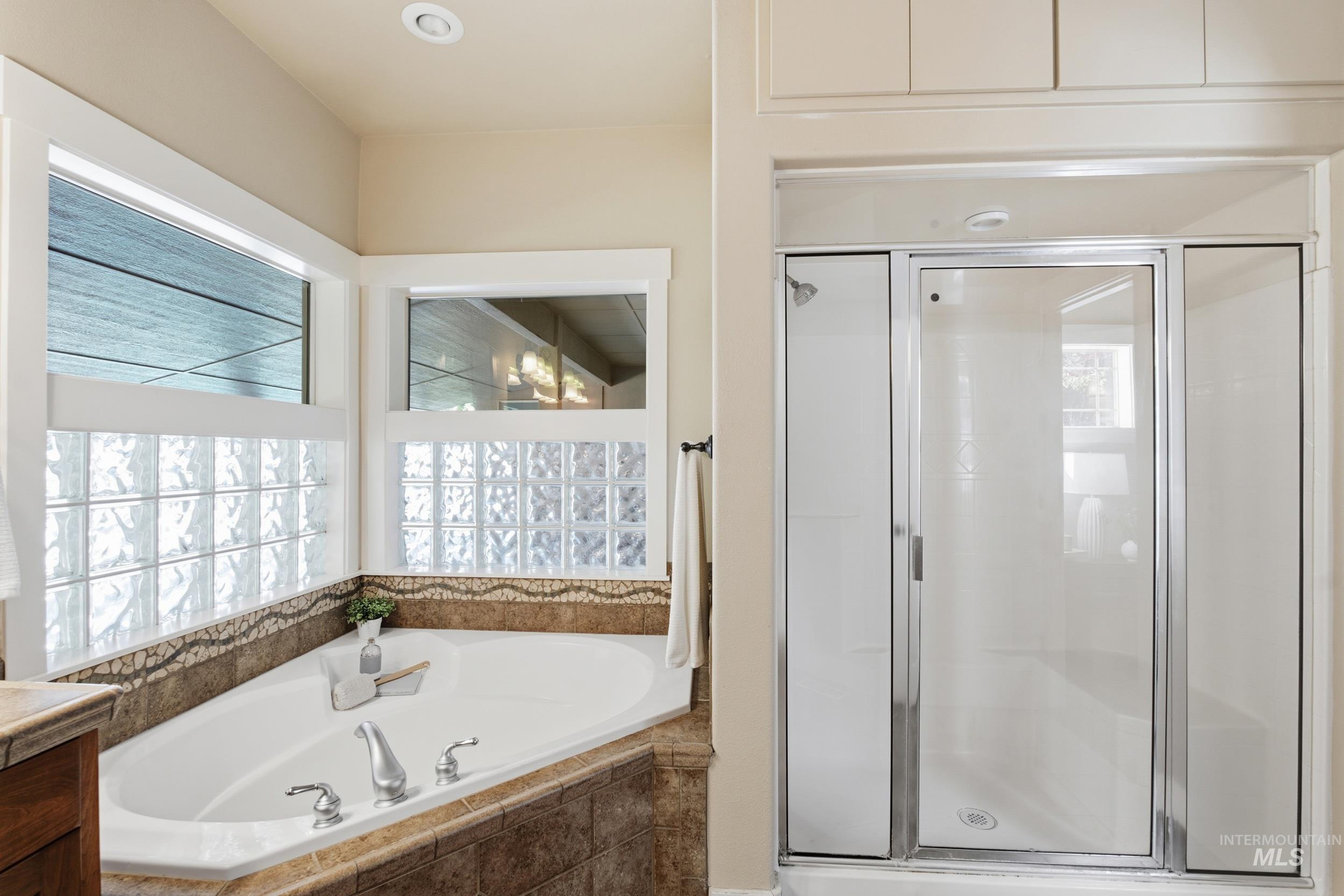 6201 N Cape Arago Place, Garden City, Idaho 83714, 5 Bedrooms, 3.5 Bathrooms, Residential For Sale, Price $979,900, 99002646