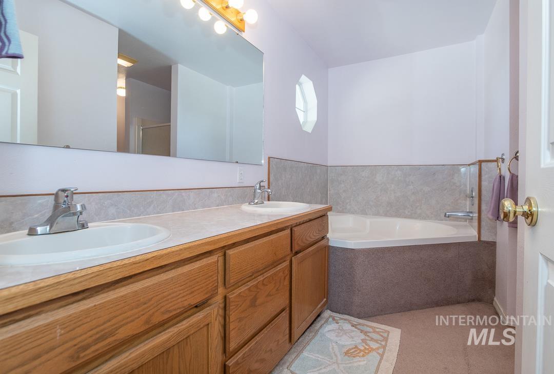 2370 Mesa Ave., Emmett, Idaho 83617, 5 Bedrooms, 3.5 Bathrooms, Residential For Sale, Price $995,000,MLS 99002657