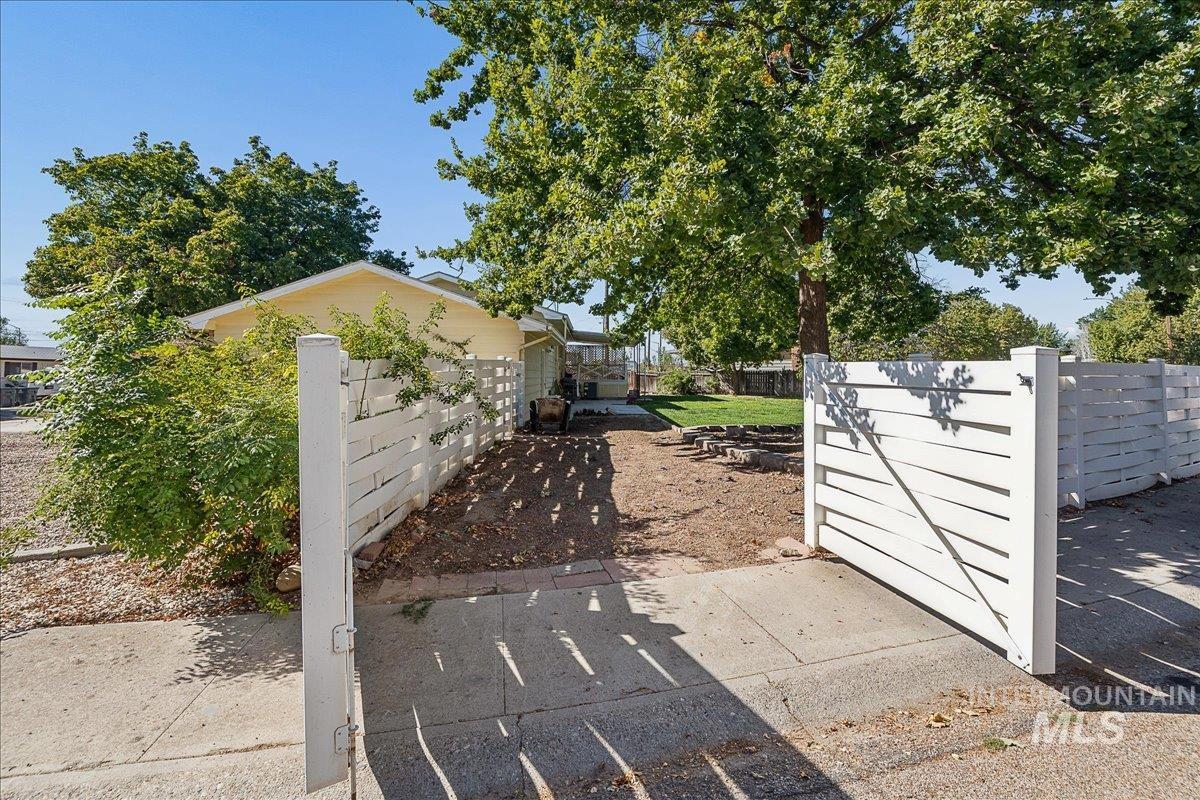 7226 W Cedarwood Dr., Boise, Idaho 83709, 4 Bedrooms, 2 Bathrooms, Residential For Sale, Price $469,000,MLS 99002663