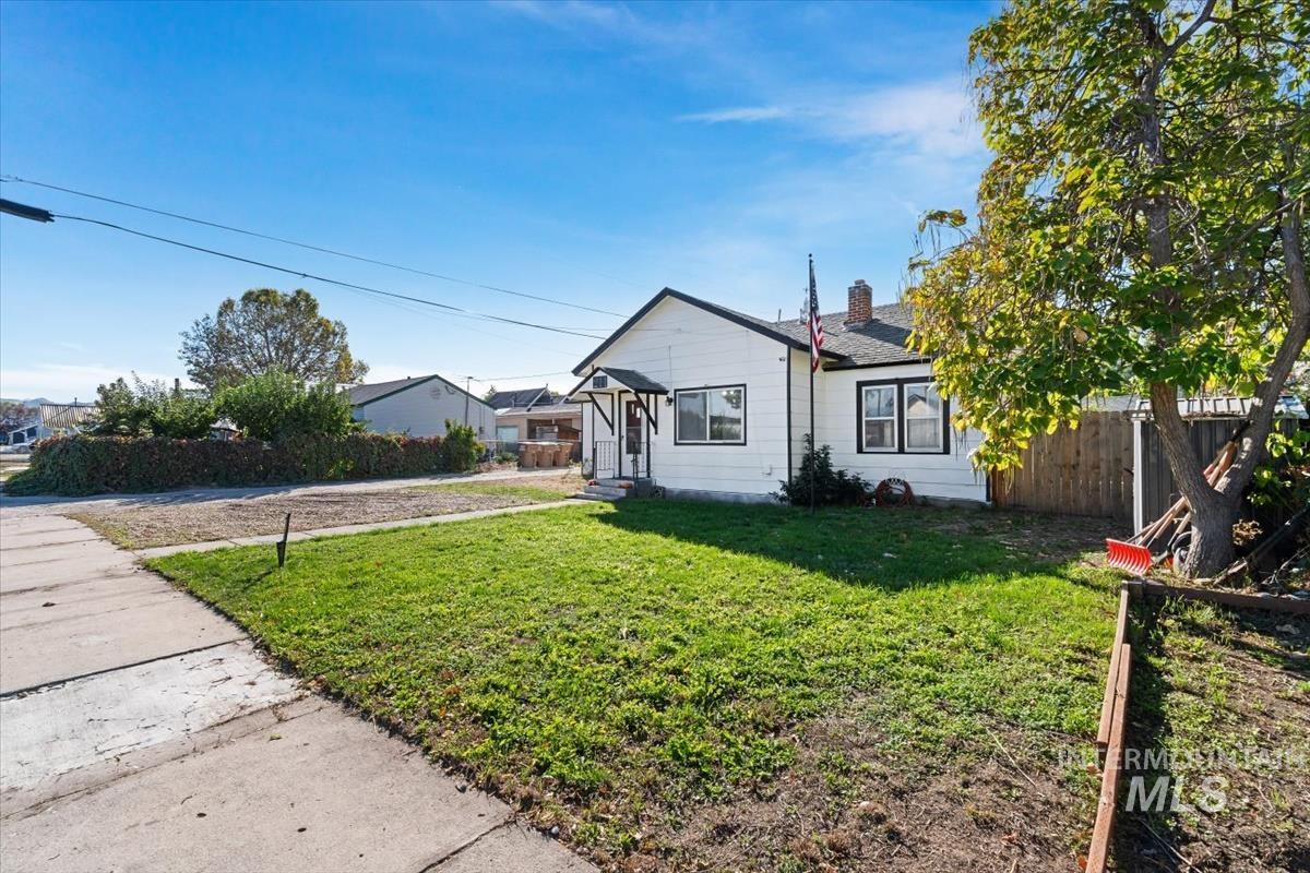 211 W 2nd Street, Emmett, Idaho 83617, 2 Bedrooms, 1 Bathroom, Residential For Sale, Price $269,000,MLS 99002687