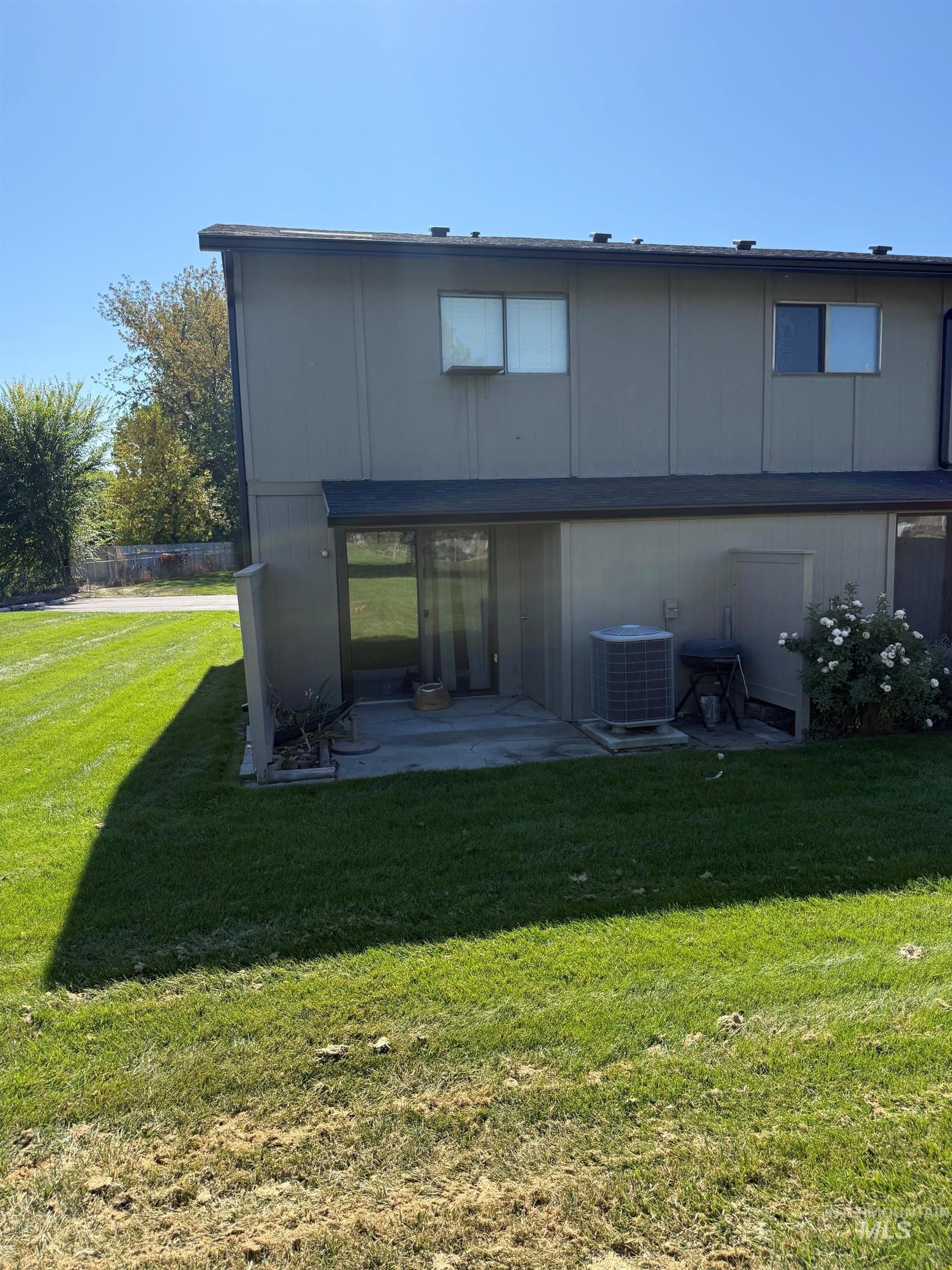 364 N Eagle Glen Ln, Eagle, Idaho 83616, 2 Bedrooms, 1.5 Bathrooms, Residential For Sale, Price $304,900,MLS 99002788