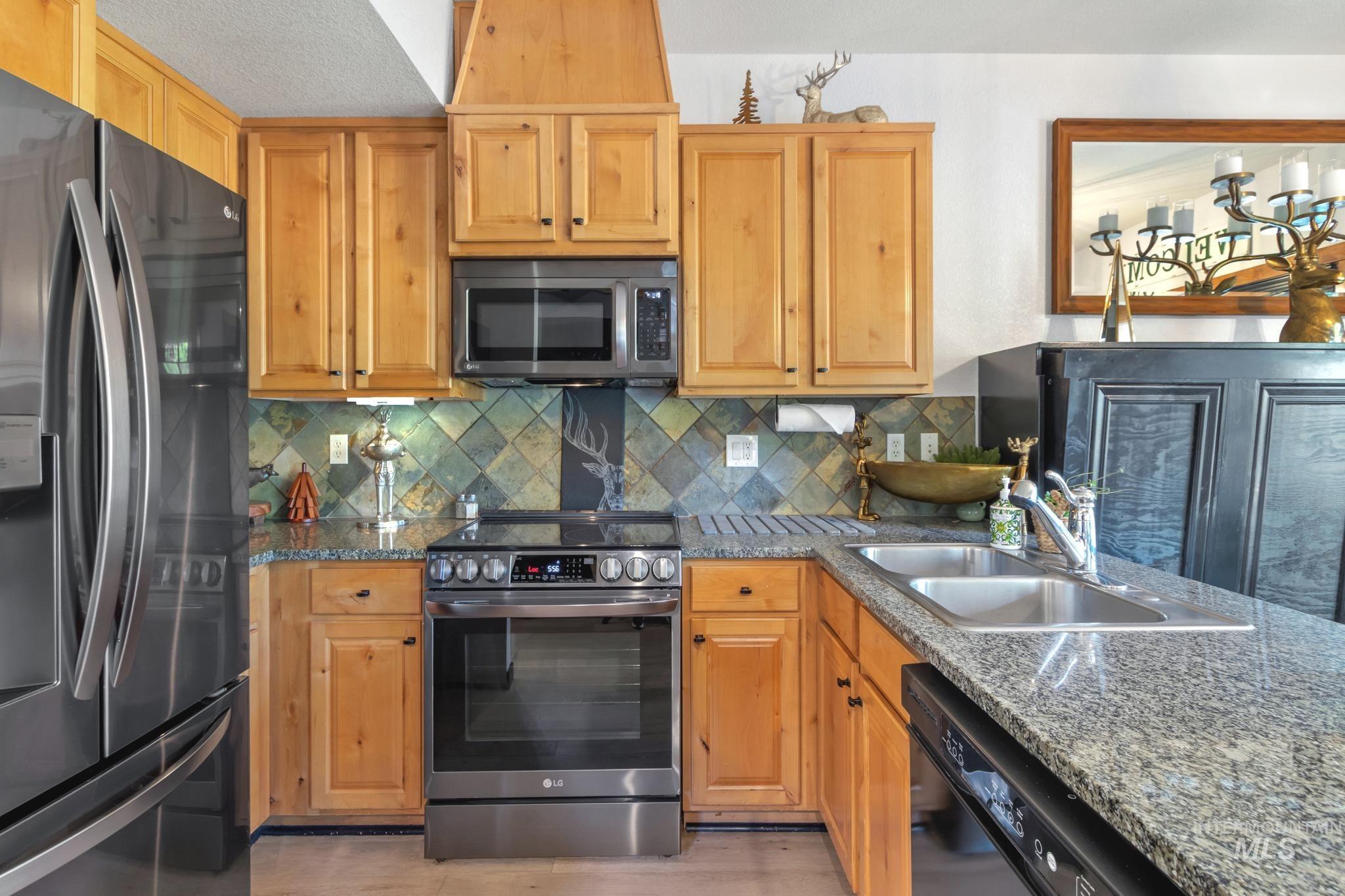7 Golden Bench, Donnelly, Idaho 83615, 2 Bedrooms, 2 Bathrooms, Residential For Sale, Price $915,000,MLS 99002795