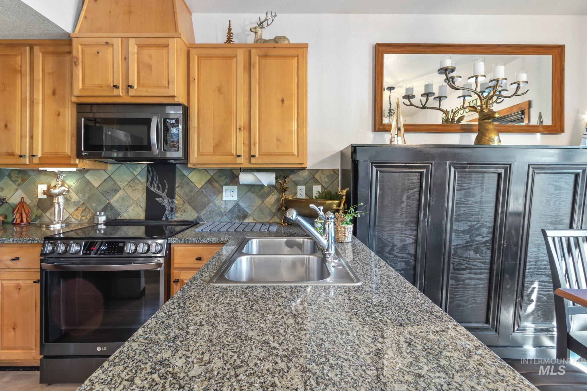 7 Golden Bench, Donnelly, Idaho 83615, 2 Bedrooms, 2 Bathrooms, Residential For Sale, Price $915,000,MLS 99002795