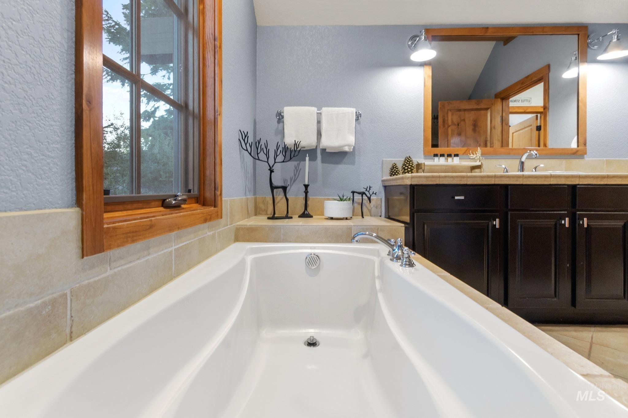 7 Golden Bench, Donnelly, Idaho 83615, 2 Bedrooms, 2 Bathrooms, Residential For Sale, Price $915,000,MLS 99002795