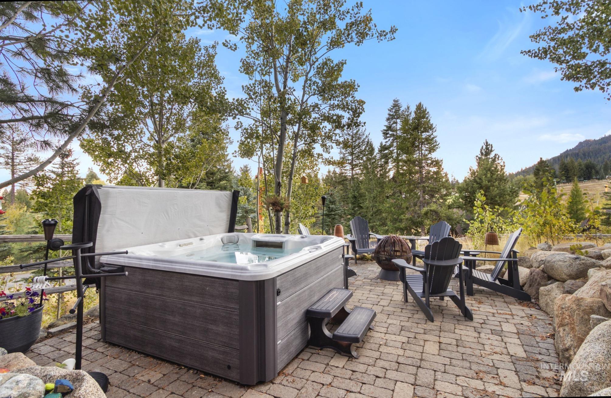 7 Golden Bench, Donnelly, Idaho 83615, 2 Bedrooms, 2 Bathrooms, Residential For Sale, Price $915,000,MLS 99002795