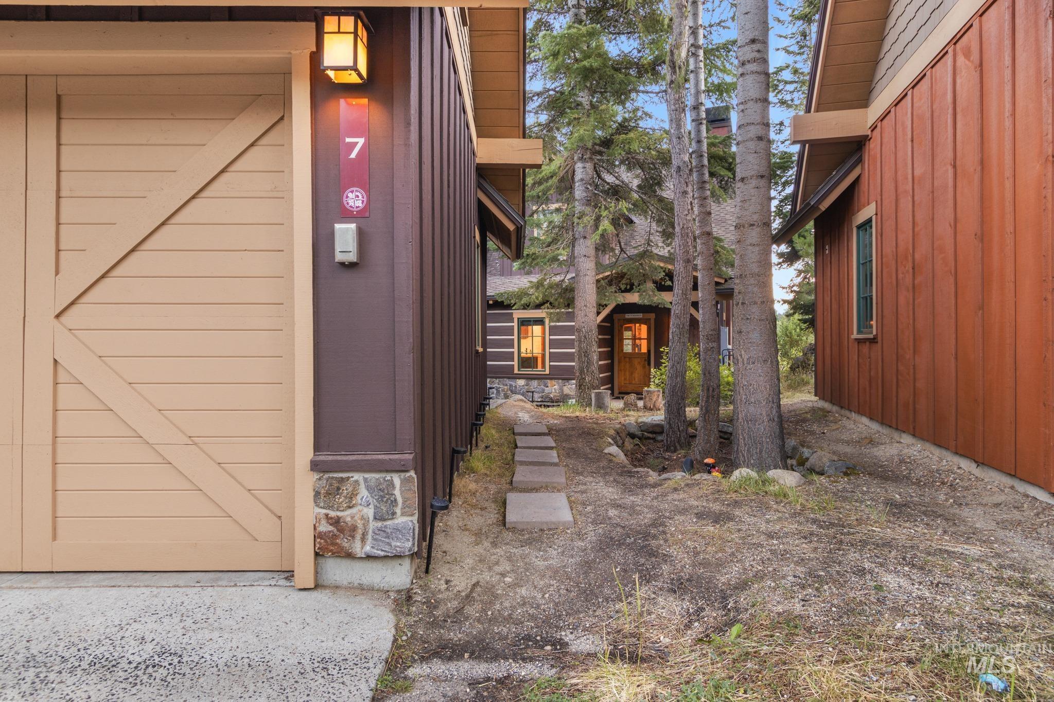 7 Golden Bench, Donnelly, Idaho 83615, 2 Bedrooms, 2 Bathrooms, Residential For Sale, Price $915,000,MLS 99002795