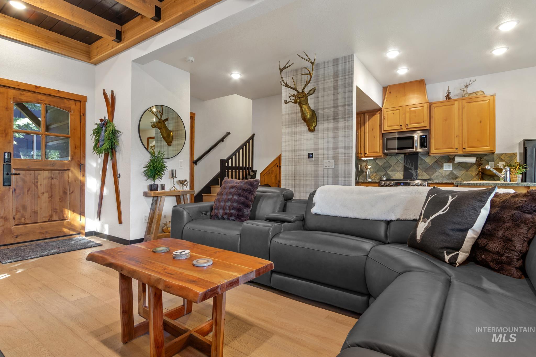 7 Golden Bench, Donnelly, Idaho 83615, 2 Bedrooms, 2 Bathrooms, Residential For Sale, Price $915,000,MLS 99002795