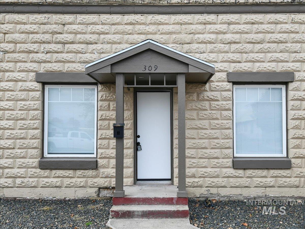309-311 N Commercial Ave, Emmett, Idaho 83617, 1 Bedroom, 1 Bathroom, Residential Income For Sale, Price $339,000,MLS 99002847