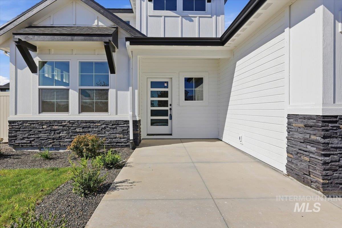 9429 S Esmeralda Ave, Kuna, Idaho 83634, 3 Bedrooms, 2.5 Bathrooms, Residential For Sale, Price $634,900,MLS 99002886