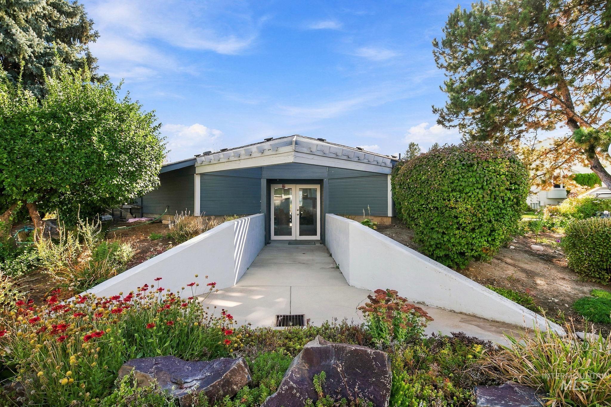 879 N Christine Lane, Boise, Idaho 83704, 2 Bedrooms, 2.5 Bathrooms, Residential For Sale, Price $359,900,MLS 99002948