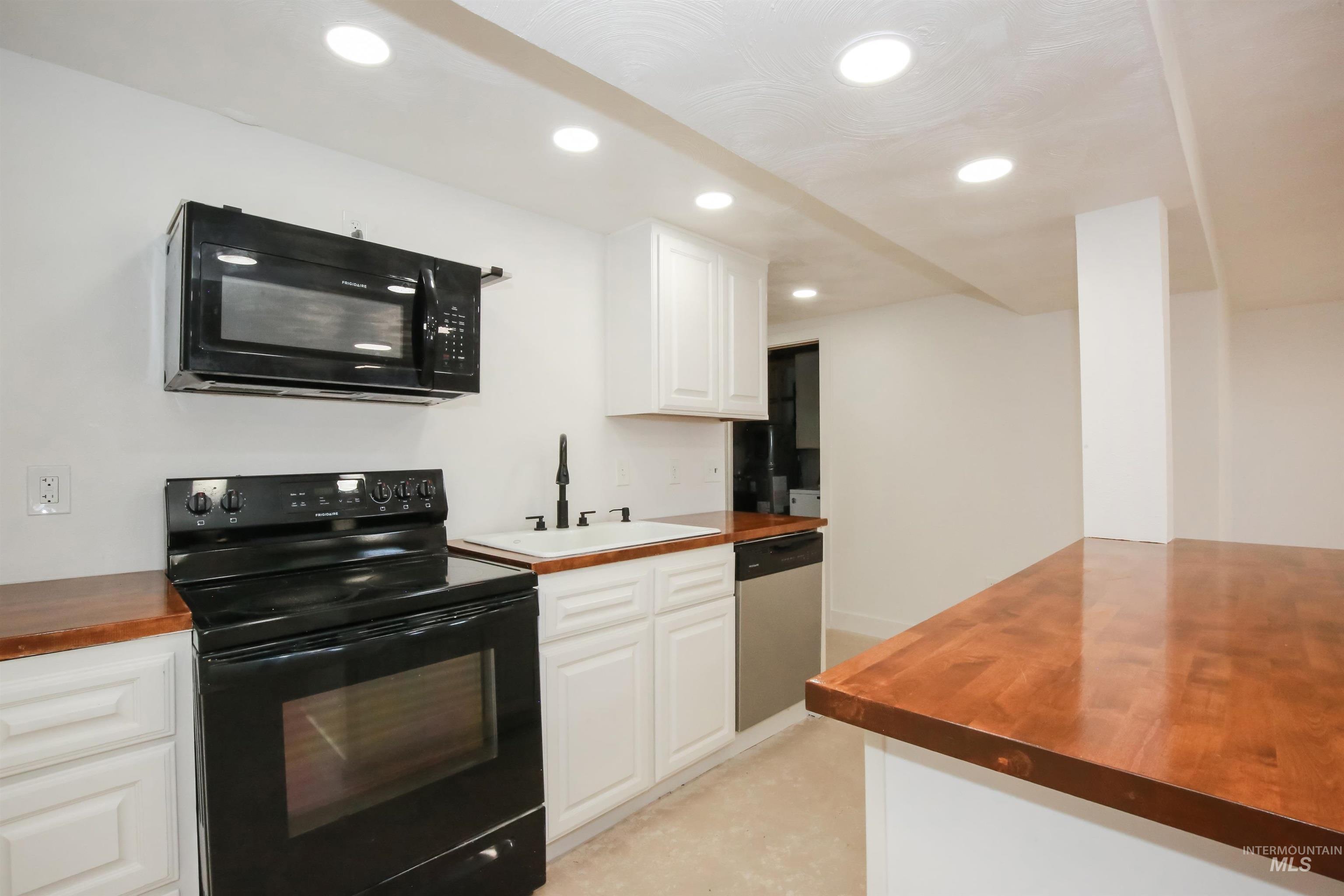 2121 Alameda Drive, Ontario, Oregon 97914, 5 Bedrooms, 3 Bathrooms, Residential For Sale, Price $459,900,MLS 99002995