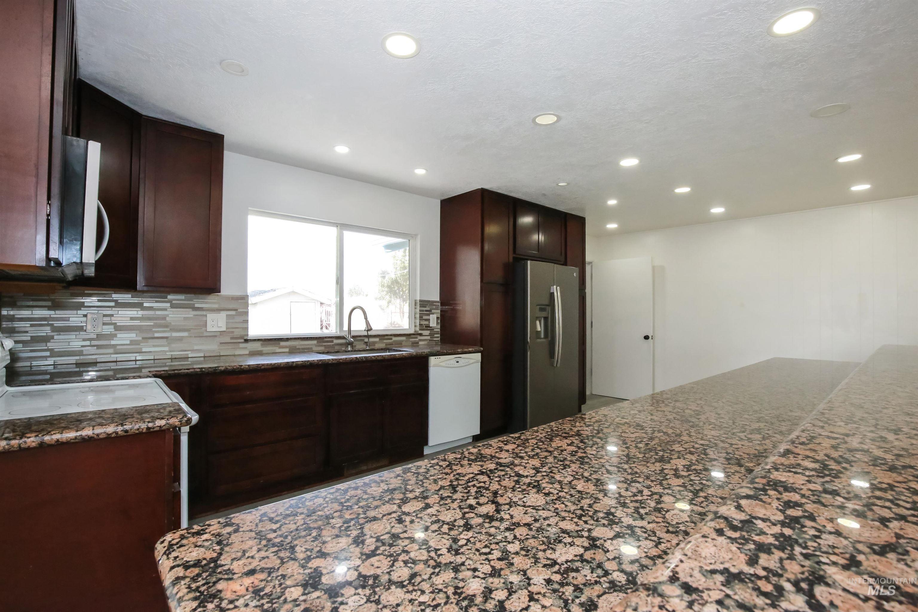 2121 Alameda Drive, Ontario, Oregon 97914, 5 Bedrooms, 3 Bathrooms, Residential For Sale, Price $459,900,MLS 99002995