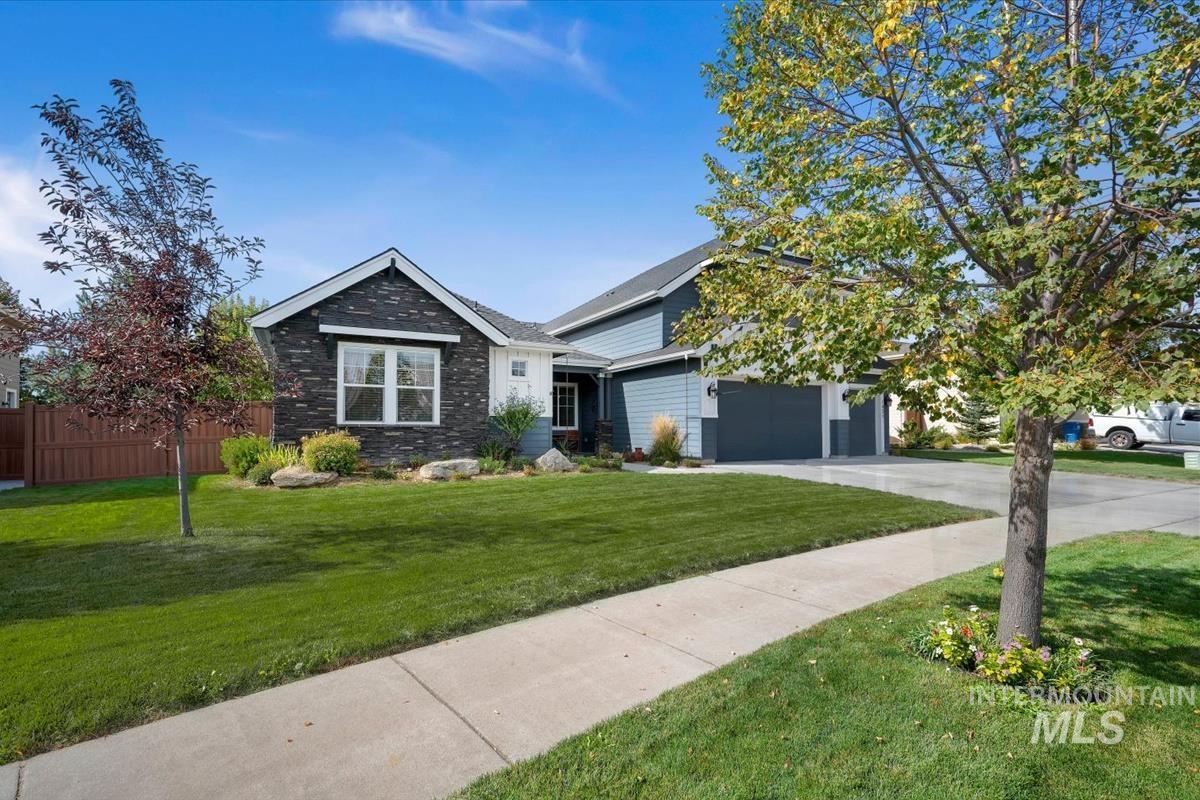 1931 N. Synergy Pl., Eagle, Idaho 83616, 4 Bedrooms, 2.5 Bathrooms, Residential For Sale, Price $949,900,MLS 99002998