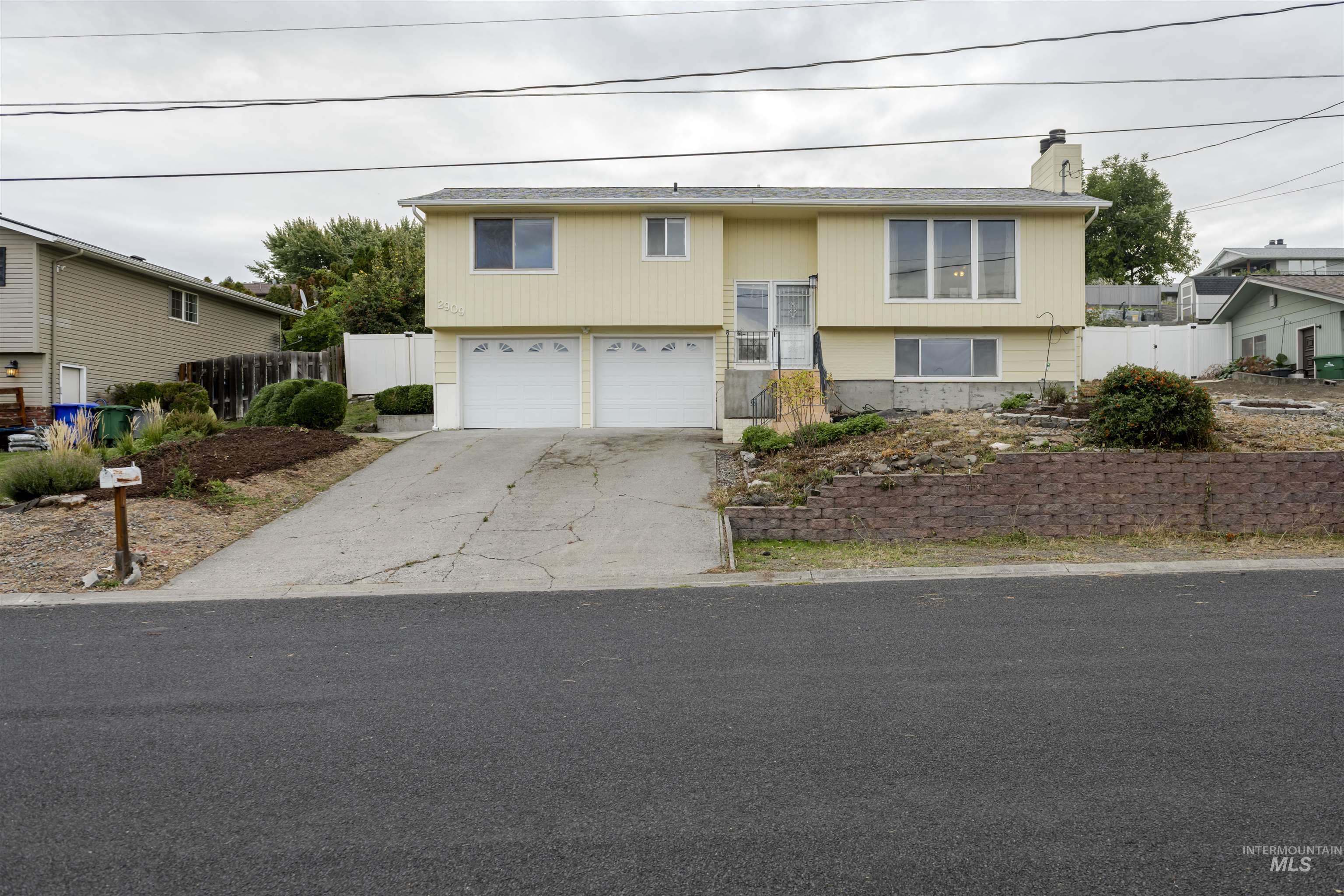 2909 Meadowlark Drive, Lewiston, Idaho 83501, 3 Bedrooms, 2.5 Bathrooms, Residential For Sale, Price $348,000,MLS 99003028