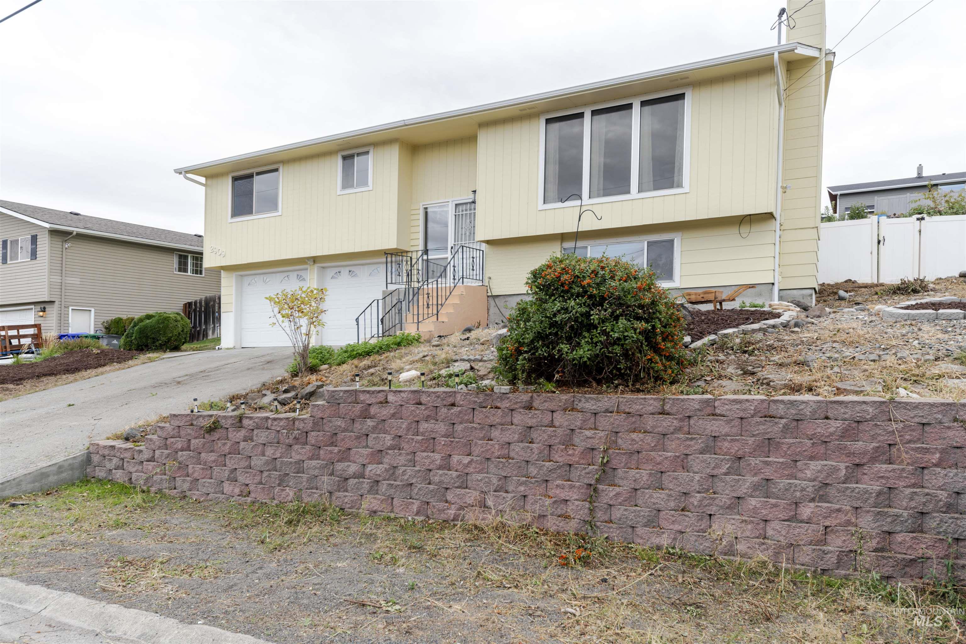 2909 Meadowlark Drive, Lewiston, Idaho 83501, 3 Bedrooms, 2.5 Bathrooms, Residential For Sale, Price $348,000,MLS 99003028