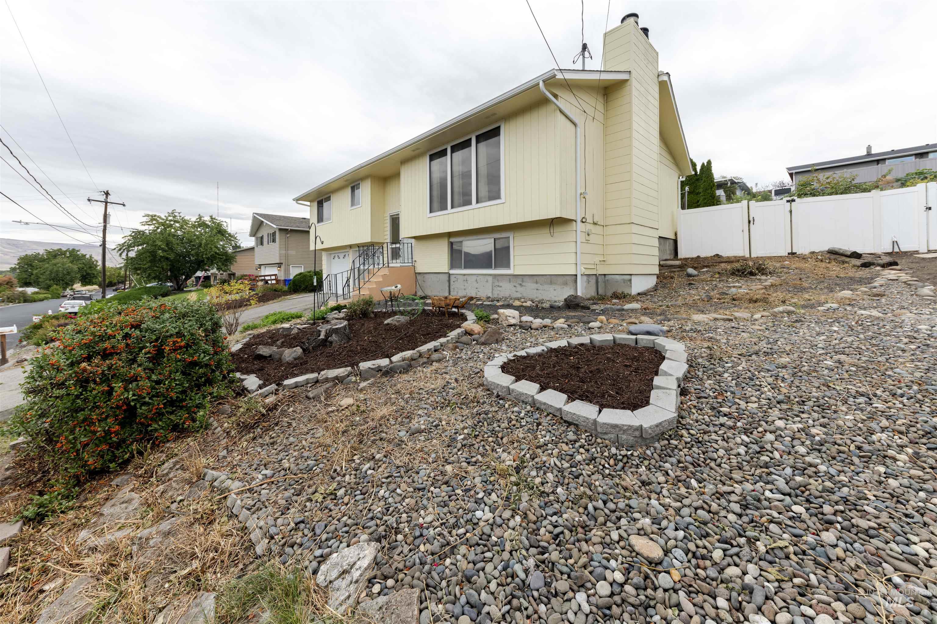 2909 Meadowlark Drive, Lewiston, Idaho 83501, 3 Bedrooms, 2.5 Bathrooms, Residential For Sale, Price $348,000,MLS 99003028