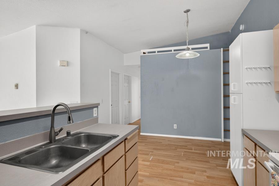 131 Baker St., Moscow, Idaho 83843, 3 Bedrooms, 2 Bathrooms, Residential For Sale, Price $239,000,MLS 99003030