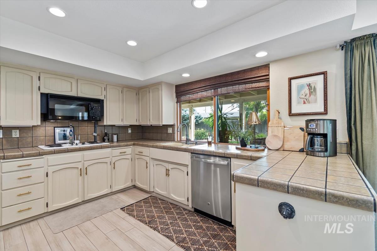 2570 Bruins Circle, Boise, Idaho 83704, 4 Bedrooms, 2.5 Bathrooms, Residential For Sale, Price $699,900,MLS 99003035